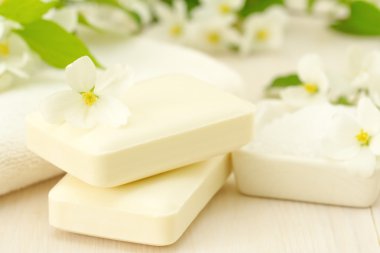 Spa ayarı. Jasmin sabun ve çiçekler ve ahşap tablo