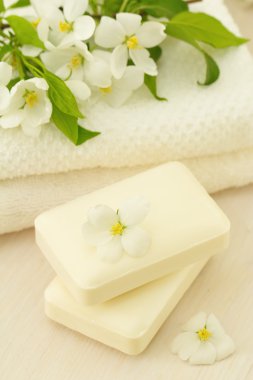 Spa ayarı. Jasmin sabun ve çiçekler ve ahşap tablo