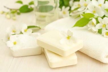 Spa ayarı. Jasmin sabun ve çiçekler ve ahşap tablo