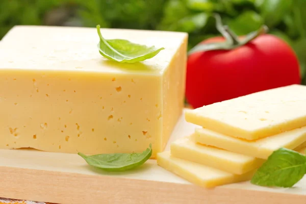 Fesleğen ve sebze ile peynir — Stok fotoğraf