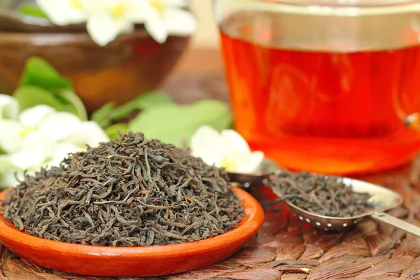 Hojas secas de té negro con jazmín —  Fotos de Stock