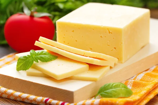 Сыр с базиликом и овощами — стоковое фото