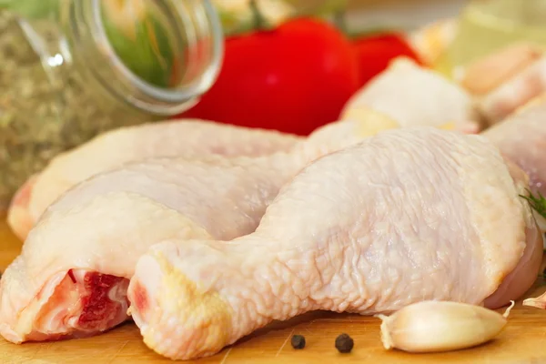 Сырая курица с овощами и специями перед приготовлением — стоковое фото