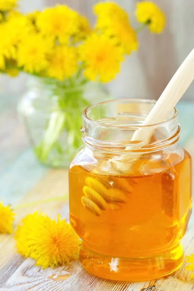 Цветочный мед в стеклянной банке — стоковое фото
