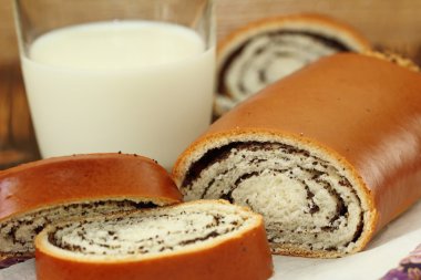 Haşhaş tohumu ve süt ile rulo