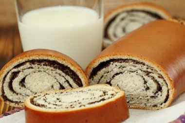 Haşhaş tohumu ve süt ile rulo