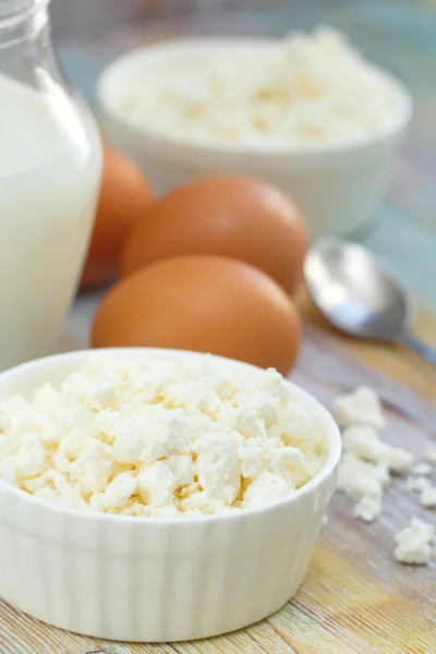 Frischer Quark, Eier und Milch. — Stockfoto