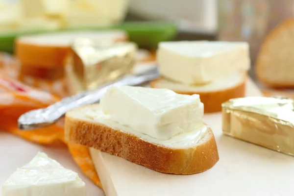 Rebanada de pan con queso crema y mantequilla para el desayuno —  Fotos de Stock