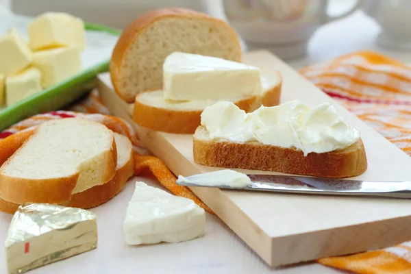 Rebanada de pan con queso crema y mantequilla para el desayuno —  Fotos de Stock