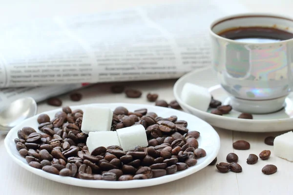 Kopje zwarte koffie en newspapper — Stockfoto
