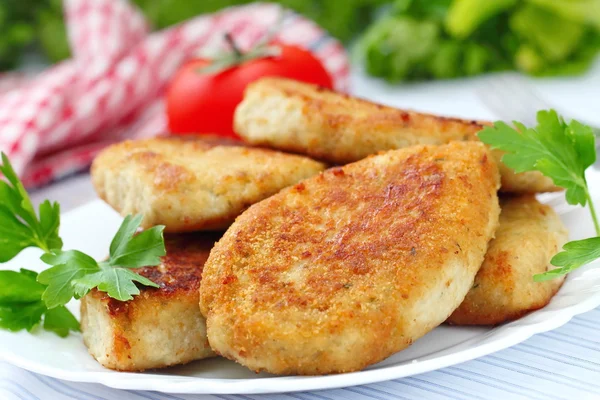 Costeletas fritas com legumes frescos — Fotografia de Stock