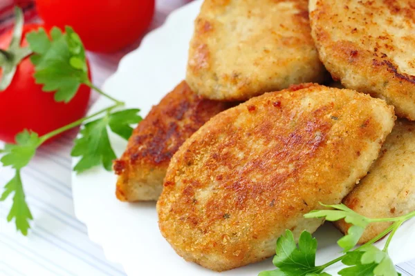 Fried cutlets with fresh vegetables — Stock Photo, Image