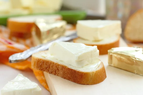 Fatia de pão com creme de queijo e manteiga para o café da manhã Imagens Royalty-Free