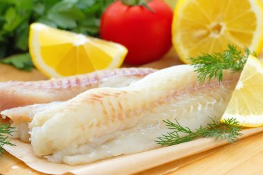 Baharatlar ve limon ile çiğ balık