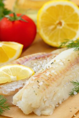 Baharatlar ve limon ile çiğ balık