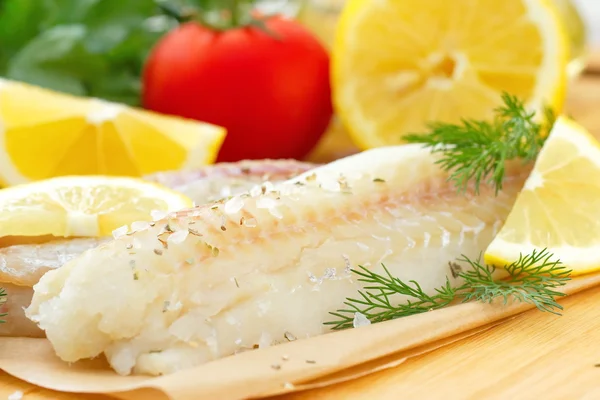 Peixe cru com especiarias e limão — Fotografia de Stock