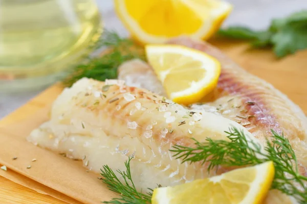 Baharatlar ve limon ile çiğ balık