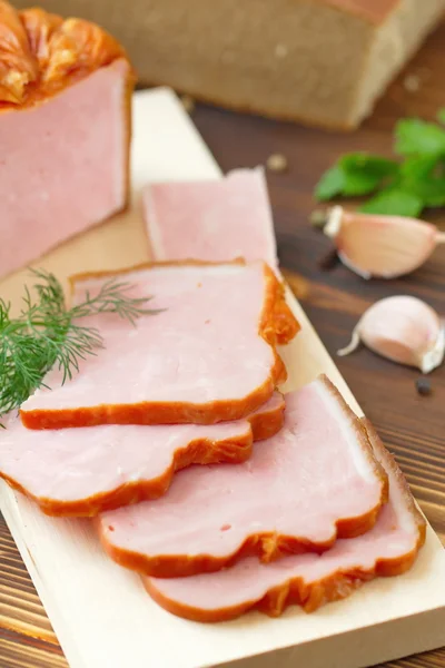 Gebakken vlees met knoflook en kruiden — Stockfoto
