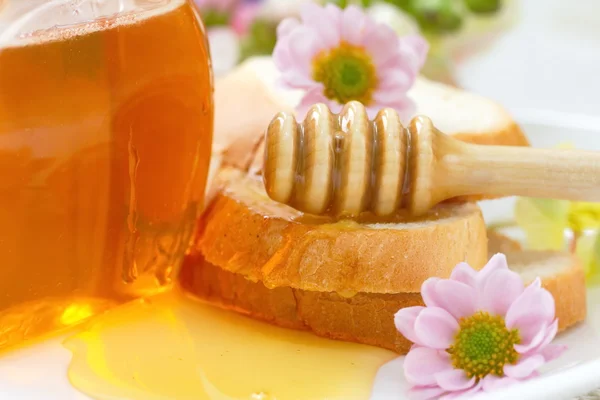 Цветочный мед и пшеничный хлеб — стоковое фото