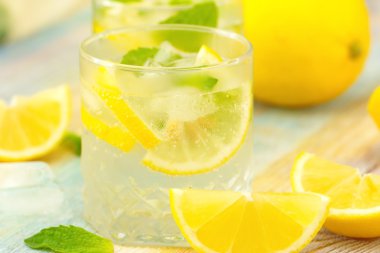 Limon, buz ve nane ile serinletici içecek