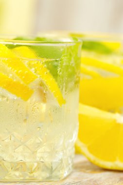 Limon, buz ve nane ile serinletici içecek