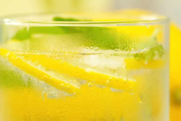 Refreshing drink with lemon, ice and mint — Stock Photo, Image