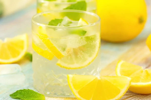 Osvěžující nápoj s citrónovou, ledem a mátou — Stock fotografie