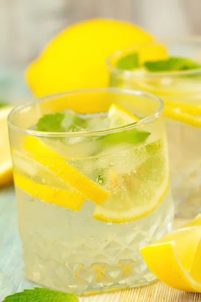 Bebida refrescante com limão, gelo e hortelã — Fotografia de Stock