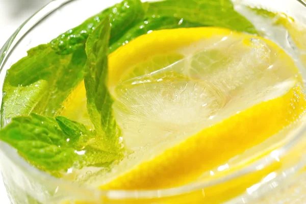 Osvěžující nápoj s citrónovou, ledem a mátou — Stock fotografie