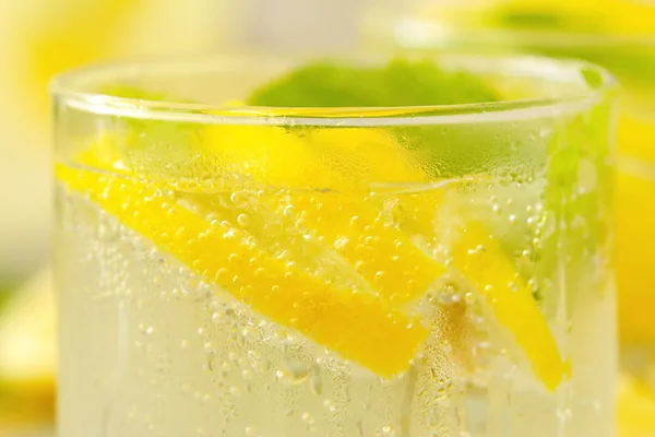 Bebida refrescante com limão, gelo e hortelã — Fotografia de Stock