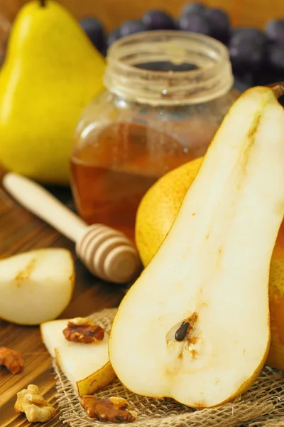 洋梨の蜂蜜とナッツ — ストック写真