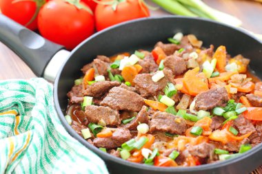 Tavada kızarmış et.