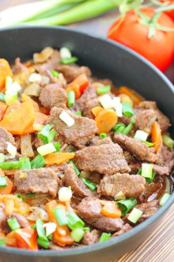 Tavada kızarmış et.