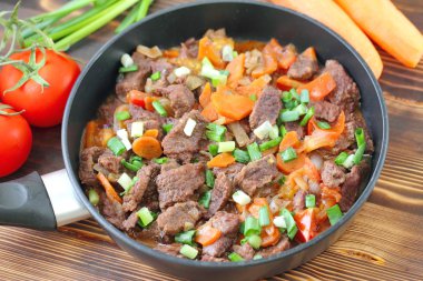 Tavada kızarmış et.