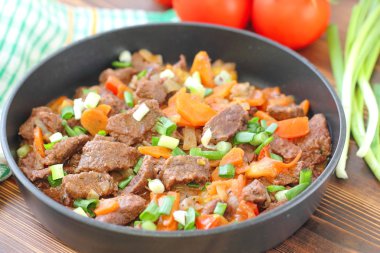 Tavada kızarmış et.