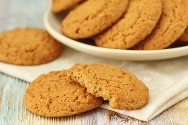 Yulaflı kurabiyeler masada