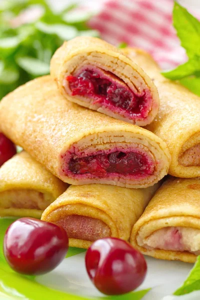 Panqueques con cerezas frescas — Foto de Stock