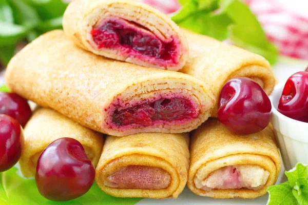 taze kiraz ile Pancakes