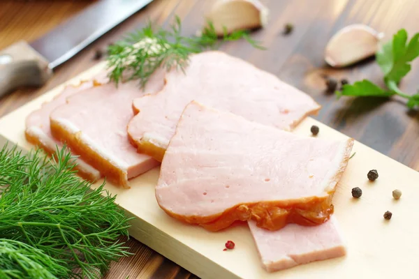 Gesneden gebakken vlees met knoflook en kruiden — Stockfoto