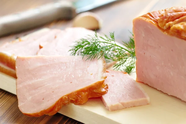 Gesneden gebakken vlees met knoflook en kruiden — Stockfoto