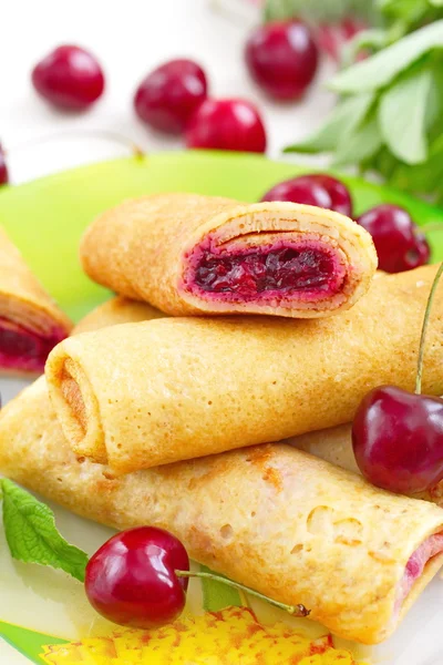 Panqueques con cerezas frescas — Foto de Stock