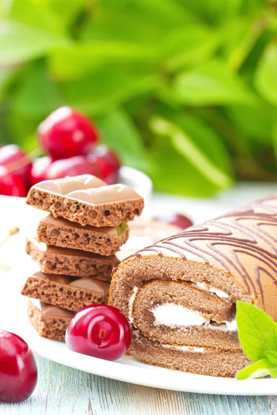 Roll with chocolate, sweet cream and cherries — Stock Photo, Image