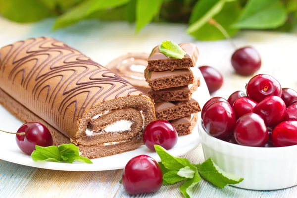 Rolo com chocolate, creme doce e cerejas — Fotografia de Stock