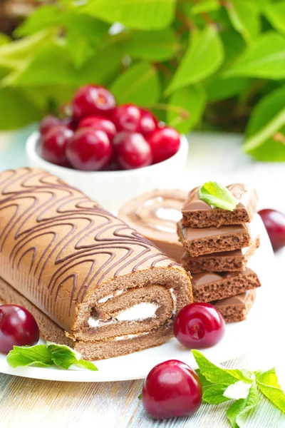 Rollo con chocolate, crema dulce y cerezas — Foto de Stock