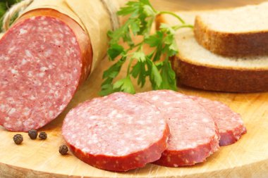 Baharat ve Yeşiller için sandviç Sosis füme