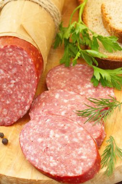 Baharat ve Yeşiller için sandviç Sosis füme