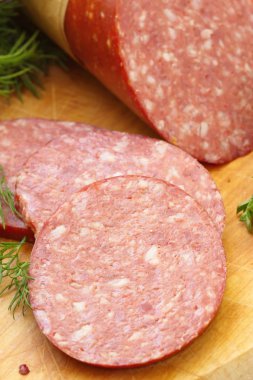 Baharat ve Yeşiller için sandviç Sosis füme