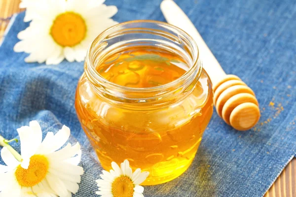 Квітковий мед у скляній банці — стокове фото