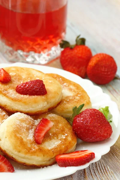 Pfannkuchen mit Zuckerpulver und Erdbeere — Stockfoto