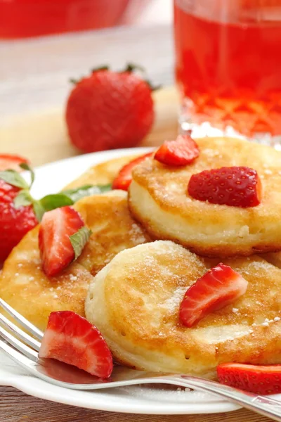 Pfannkuchen mit Zuckerpulver und Erdbeere — Stockfoto